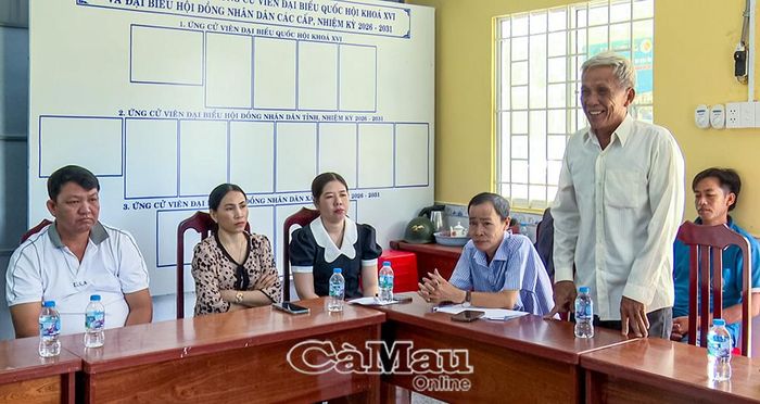 Nông dân ấp Cai Giảng đóng góp ý kiến tại hội nghị triển khai mô hình.
