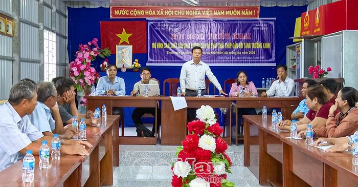 Ông Ong Văn Long, Trưởng phòng Kinh tế, UBND xã Ninh Thạnh Lợi, phát biểu tại hội nghị.