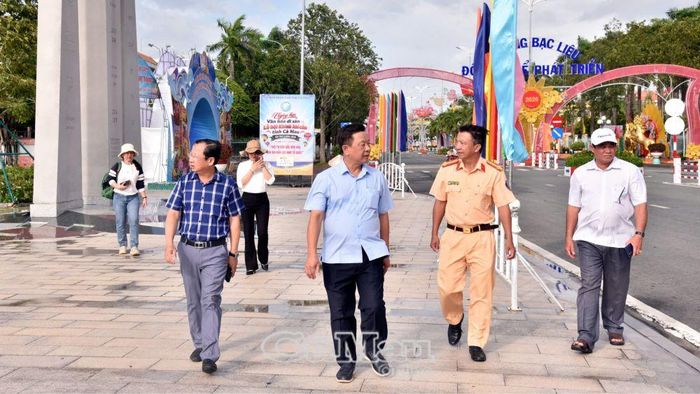  Đại diện đơn vị Cảnh sát giao thông báo cáo phương án phân luồng, bảo đảm trật tự an toàn giao thông trước và trong thời gian diễn ra sự kiện.