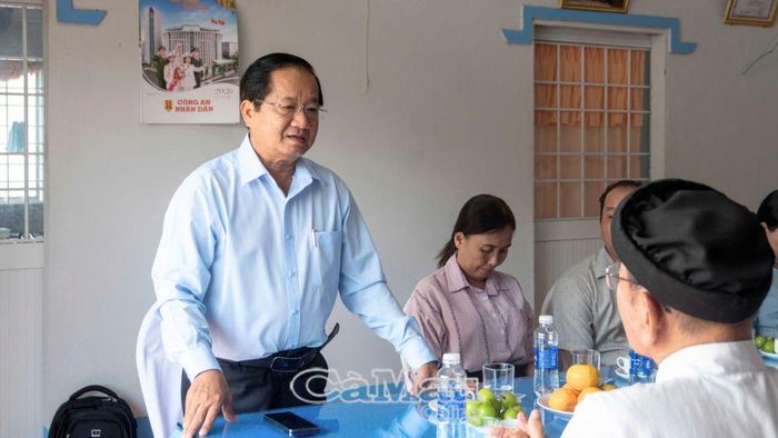 Đồng chí Lê Thanh Triều, Uỷ viên Ban Thường vụ Tỉnh uỷ, Phó Chủ tịch Thường trực Uỷ ban MTTQ Việt Nam tỉnh Cà Mau, thăm hỏi tình hình hoạt động của Hội thánh cùng đời sống các vị chức sắc, chức việc và tín đồ Cao đài Minh Chơn Đạo .