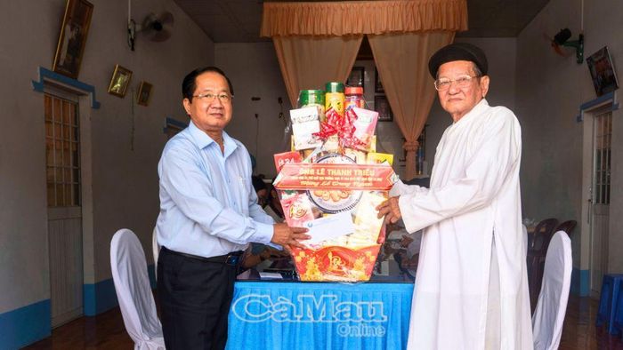 Phó Chủ tịch Thường trực Uỷ ban MTTQ Việt Nam tỉnh Cà Mau Lê Thanh Triều trao tặng phần quà cho đại diện Hội thánh Cao đài Minh Chơn Đạo.