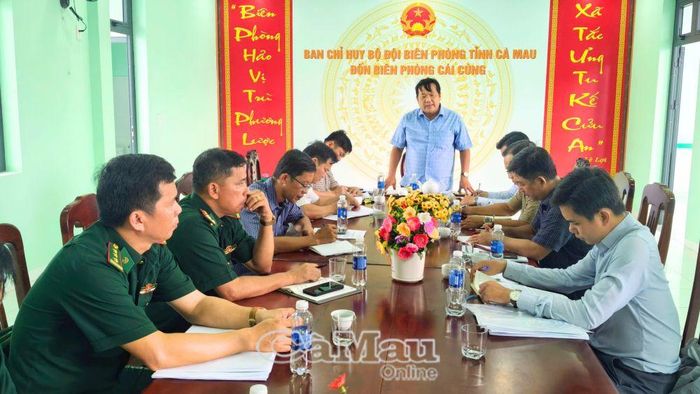 Đoàn công tác trao đổi với Đồn Biên phòng Cái Cùng về công tác quản lý tàu cá, chống khai thác IUU.