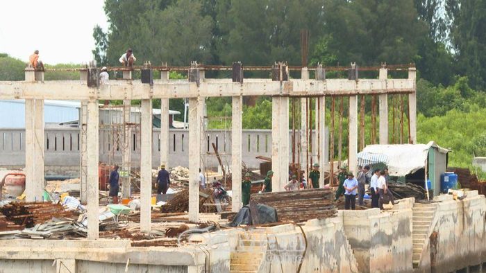 Các hạng mục cầu cảng, kè bảo vệ bờ tại Cảng cá Cái Cùng đang được triển khai.