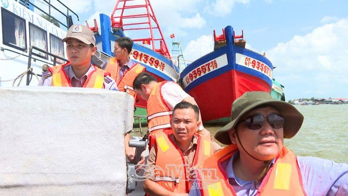 Đoàn khảo sát hiện trạng luồng lạch, điều kiện tàu cá ra vào tại cửa biển Gành Hào.
