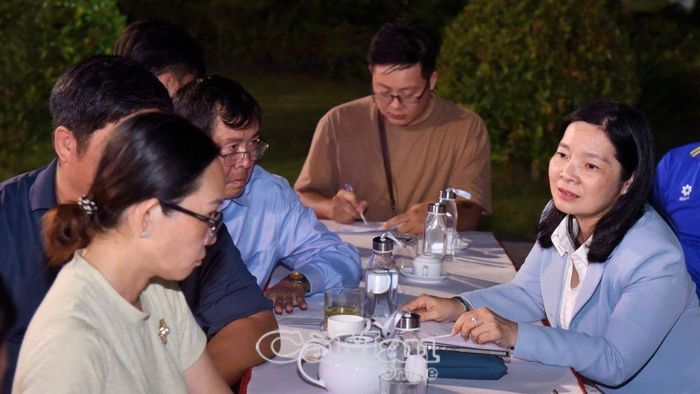 Phó Giám đốc Báo và phát thanh, truyền hình Cà Mau Cao Xuân Thu Ngọc (bìa phải) góp ý về trang phục nghệ sĩ, đạo cụ một số tiết mục cho phù hợp với văn hoá địa phương.