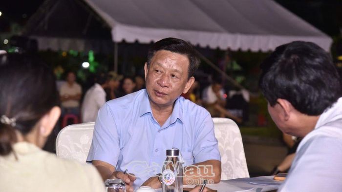 Trưởng ban Tuyên giáo Tỉnh uỷ Hồ Trung Việt chỉ đạo các nội dung để hoàn thiện chương trình lễ khai mạc.