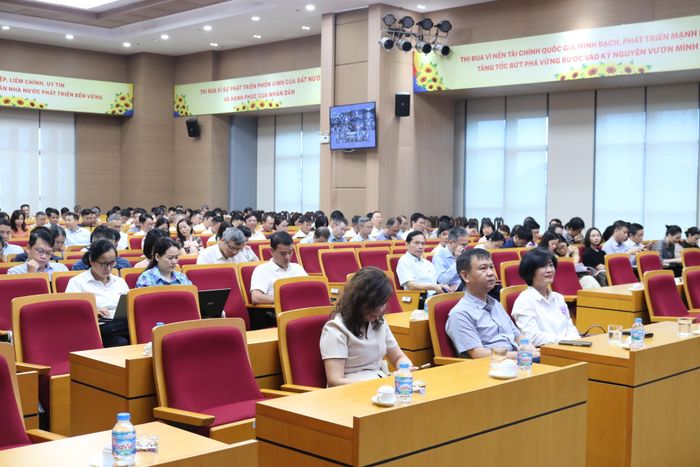 Lãnh đạo các đơn vì và học viên tham dự Lễ khai giảng.  Ảnh: N.LY
