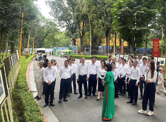 Đoàn tham quan, nghe thuyết minh về quá trình hình thành Khu Di tích Chủ tịch Hồ Chí Minh.