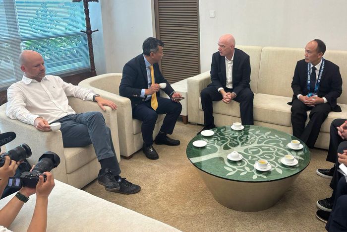 Gianni Infantino được lãnh đạo VFF đón tại Hà Nội