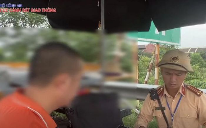 CSGT lập biên bản với tài xế.