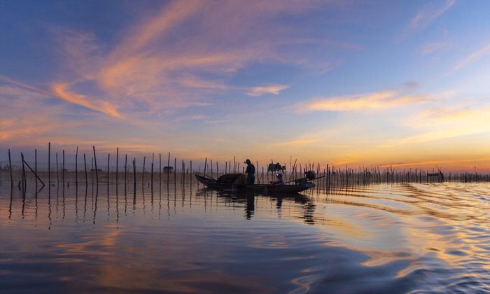 Bình minh trên Phá Tam Giang, nơi du khách có thể kết hợp trải nghiệm sinh thái và tìm hiểu đời sống cư dân đầm phá. Nguồn: VisitHue; bộ ảnh: Hoàng Hải - Đình Hoàng - Bảo Khánh