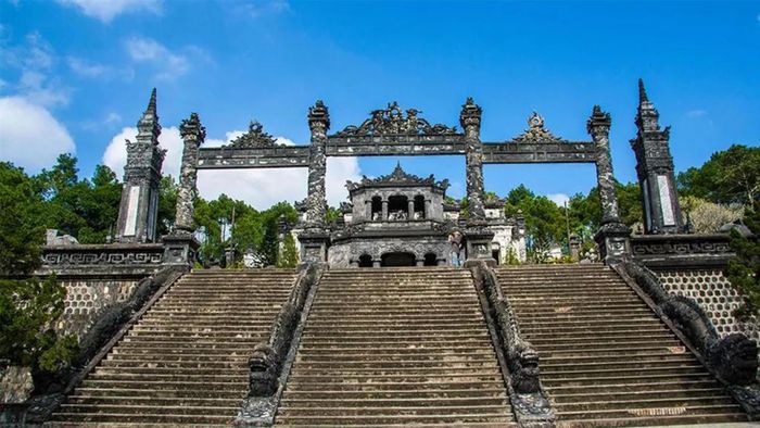 Lăng Khải Định mang một sắc thái kiến trúc khác biệt, tạo điểm kết giàu tương phản sau không gian trầm tĩnh và nhiều cây xanh của lăng Minh Mạng. Ảnh: dulichconvoi.com