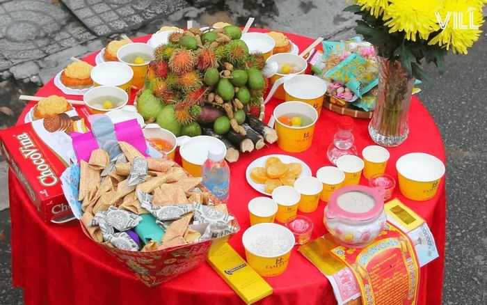 Mâm cúng chúng sinh thường được đặt ngoài trời, trước cửa nhà
