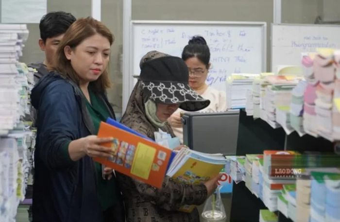 Nhiều phụ huynh phải tìm đến nhiều nhà sách để gom đủ sách cho con trước ngày tựu trường. Ảnh: Thái Bảo