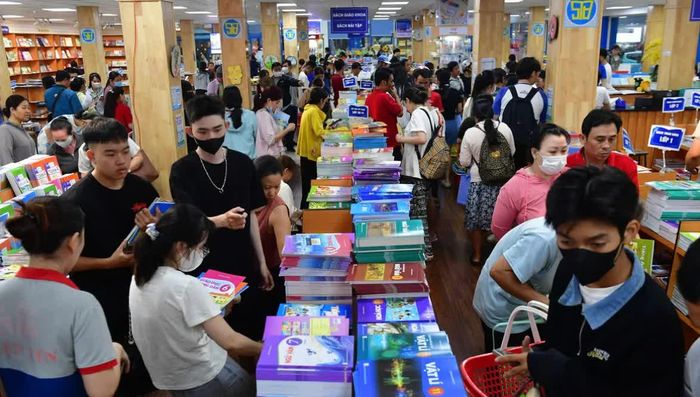 Việc bổ sung nguồn sách được kỳ vọng giúp giảm áp lực tại các nhà sách trong những ngày cuối tháng 8