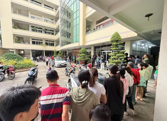 Phụ huynh xếp hàng mua sách - Ảnh; Quỳnh Hương 