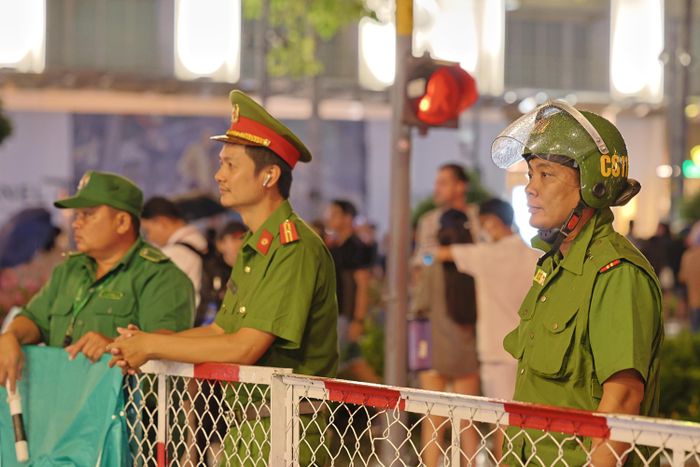 Công an các xã, phường và đặc khu tham gia nhiệm vụ bảo đảm TTATGT trong đêm chung kết lượt về giải bóng đá vô địch Đông Nam Á