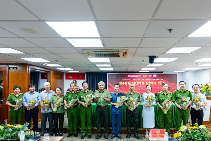 Thiếu tướng Đào Công Danh, Chủ tịch Hội Hội Cựu Công an nhân dân TPHCM trao hoa cảm ơn các thành viên tham gia tổ chức chương trình