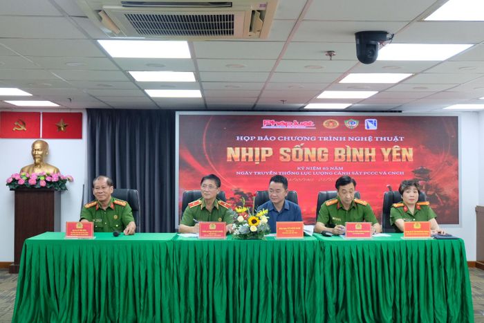 Ban tổ chức trao đổi, giải đáp các thông tin cùng phóng viên 
