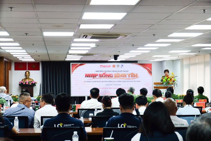 Trung tá Lê Thị Phương Thanh phát biểu tại họp báo