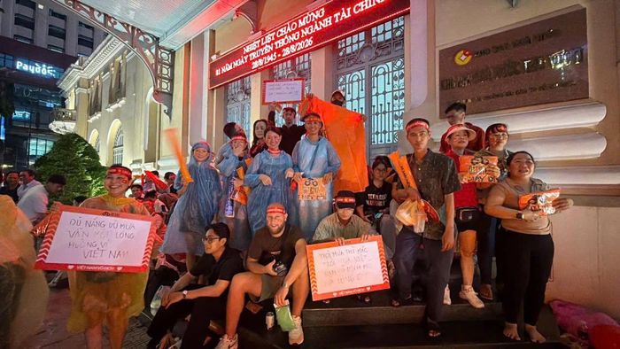 Cổ động viên Việt Nam và người nước ngoài cùng tiếp lửa cho thầy trò HLV Kim Sang-sik