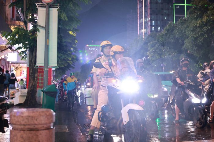 Lực lượng CSGT tuần tra, bảo đảm trật tự, an toàn giao thông trong đêm chung kết