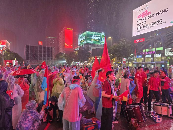 Mưa lớn không làm giảm nhiệt cổ vũ tại phố đi bộ Nguyễn Huệ