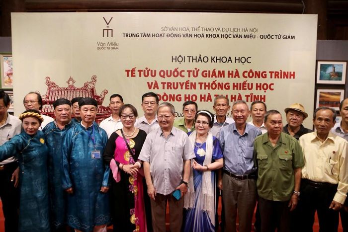 Các thế hệ con cháu dòng họ Hà chụp ảnh lưu niệm tại Hội thảo khoa học.