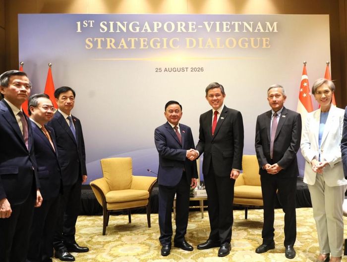 Phó tổng thư ký PAP Chan Chun Sing (thứ ba từ phải sang) và Thường trực Ban Bí thư Trần Cẩm Tú tại lễ đón trước Đối thoại chiến lược ngày 25/8 - Ảnh: Dangcongsan.vn