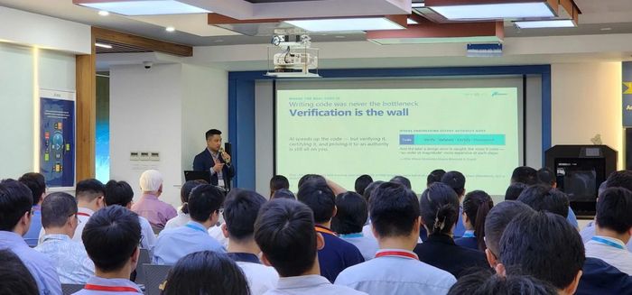 Các đại biểu nghe giới thiệu về AI tự chủ (Agentic AI) tại hội thảo.