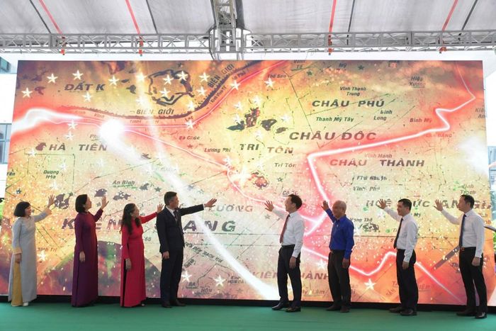 Các đại biểu thực hiện khai mạc trưng bày chuyên đề “Thời thanh xuân từ Đường Trường Sơn đến Đường 1C huyền thoại”. Ảnh: Thương Nguyễn