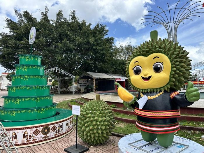 Đến với Krông Năng người dân, du khách thập phương sẽ có cơ hội trải nghiệm những vườn sầu riêng canh tác theo hướng truyền thống của người dân tộc Ê Đê bản địa.
