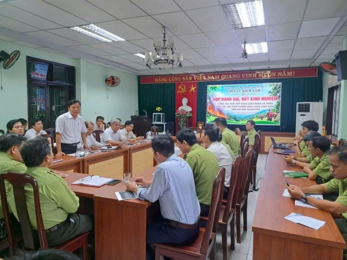 Các đại biểu trao đổi ý kiến tại cuộc họp