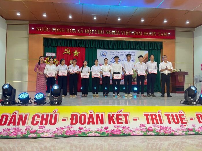 Những món quà trao gửi yêu thương, góp phần mang đến thêm niềm vui và động lực cho các đối tượng đang được chăm sóc tại Làng.