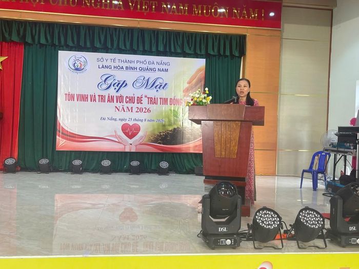 Bà Đinh Thị Liễu, Phó Giám đốc Làng Hòa Bình Quảng Nam, phát biểu tại chương trình “Trái tim đồng nhịp” năm 2026.