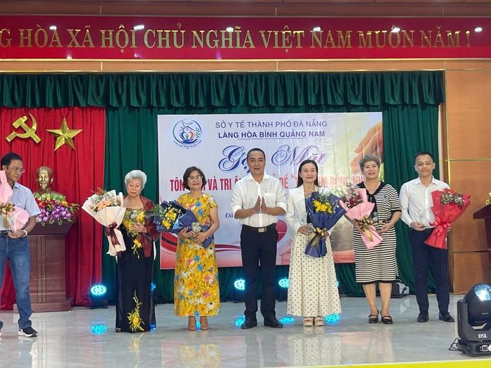 Chương trình “Trái tim đồng nhịp” là dịp tri ân những tổ chức, cá nhân đã bền bỉ đồng hành cùng Làng Hòa Bình Quảng Nam.