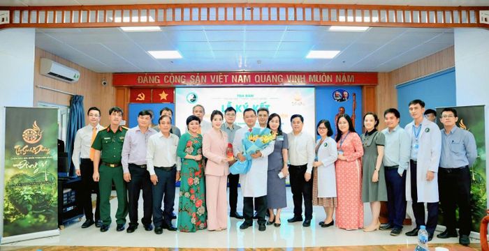 Đại diện Bệnh viện Y học Cổ truyền TP.HCM trao cúp lưu niệm, ghi dấu sự đồng hành giữa hai đơn vị trong khuôn khổ chương trình hợp tác. 