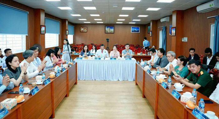 Chương trình có sự tham gia của BS.CKII. NGUYỄN THỊ THOA - Trưởng phòng Nghiệp vụ Y - Sở Y tế TP.HCM và S.TS. Lục Dương - Phó Viện trưởng Viện Nghiên cứu Đại học Trung y Dược Bắc Kinh cùng đại diện nhiều đơn vị y tế khác trong khu vực.