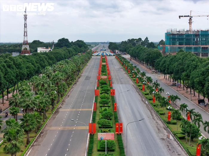 Ga Tuy Hạ dự kiến nằm cạnh đường 25B, trong khi ga Nhơn Trạch được bố trí tại khu vực trung tâm phường Nhơn Trạch. 