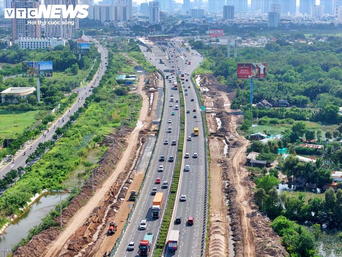 Trong giai đoạn 1, dự án dự kiến xây dựng trước 14 ga nhằm tối ưu hiệu quả đầu tư. Trong đó, 6 ga nằm trên địa bàn TP.HCM gồm: Bình Trưng, Đỗ Xuân Hợp, Vành đai 2, Phú Hữu, Long Trường và Vườn Dừa.