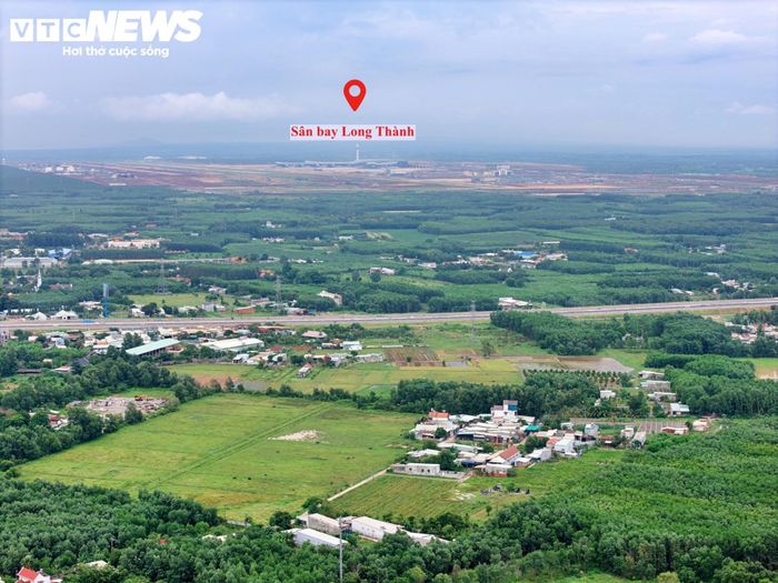 Ga Long Thành (S19) được đặt tại khu vực nhà ga Sân bay Quốc tế Long Thành, tạo điểm kết nối trực tiếp giữa tuyến đường sắt với sân bay.