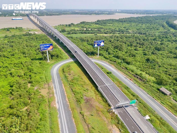Đoạn tuyến qua địa bàn Đồng Nai dự kiến có 8 ga, gồm Long Tân, Phú Thạnh, Tuy Hạ, Nhơn Trạch, Phước Thiền, Xóm Gốc, Long Thành 1 và Long Thành 2. 