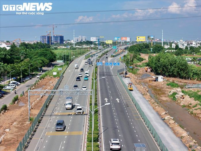 Ga Bình Trưng (S02) dự kiến được xây dựng tại khu vực nút giao An Phú. Ga Đỗ Xuân Hợp (S03) nằm trên đoạn tuyến đi qua khu đô thị The Global City và Lakeview City. Ga Vành đai 2 (S04) dự kiến bố trí tại khu vực giao giữa đường Vành đai 2 TP.HCM và cao tốc TP.HCM - Long Thành.