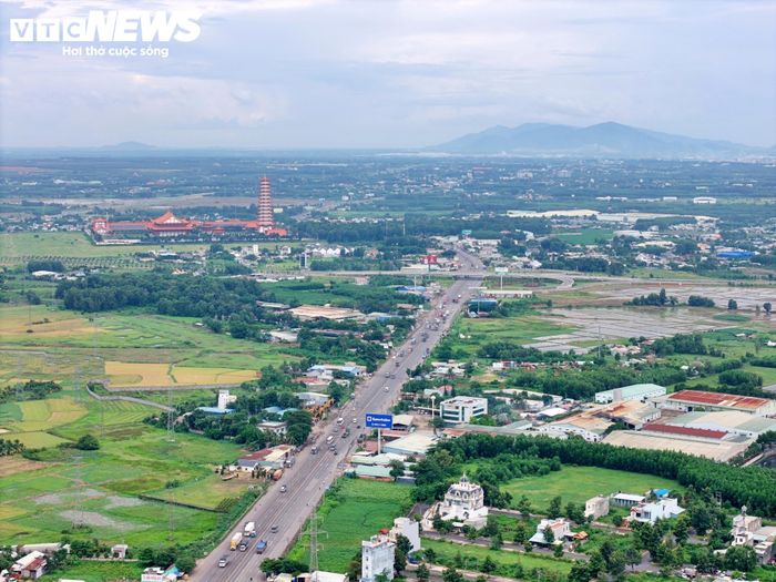 Trên địa bàn phường Long Phước, ga S17 dự kiến được xây dựng tại khu vực nút giao T1 với Quốc lộ 51.