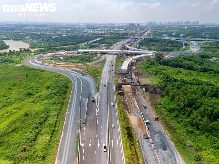 Hai ga cuối trên địa bàn TP.HCM là Long Trường (S07) và Vườn Dừa (S08), nằm trên đoạn tuyến đi qua khu vực nút giao với Vành đai 3 TP.HCM.
