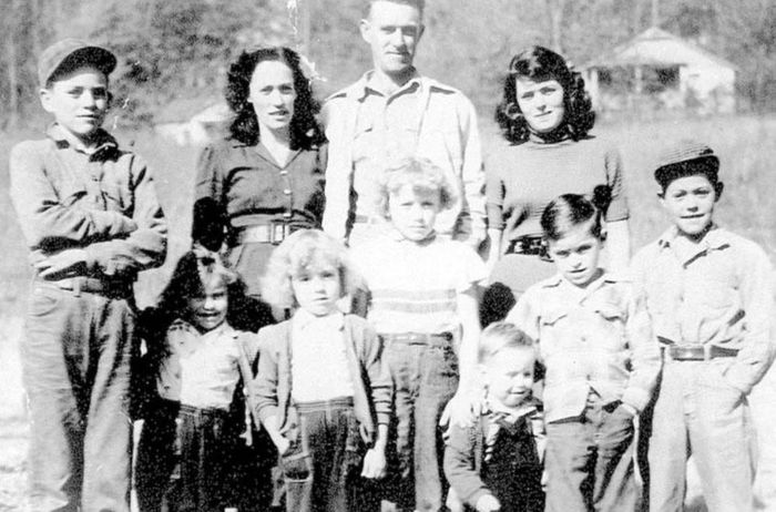 Dolly sinh ra trong một gia đình đông con, nghèo khó ở vùng núi Appalachian, Tennessee.