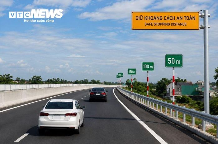 Nhiều tài xế băn khoăn nếu đang duy trì đúng khoảng cách nhưng có phương tiện khác chuyển làn, vượt lên và đi vào khoảng trống phía trước thì xe phía sau cần xử lý thế nào để tiếp tục bảo đảm khoảng cách an toàn theo quy định. (Ảnh: AI)