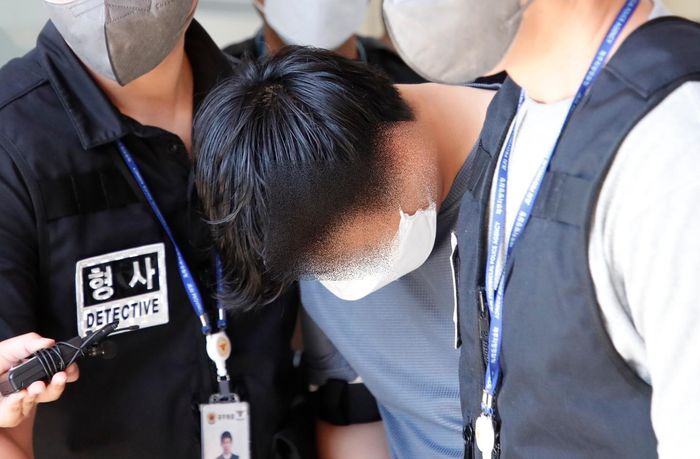 Viên cảnh sát họ Bu tham dự phiên điều trần xem xét bắt giữ tại Toà án Quận Jeju. (Ảnh: Korea Times)