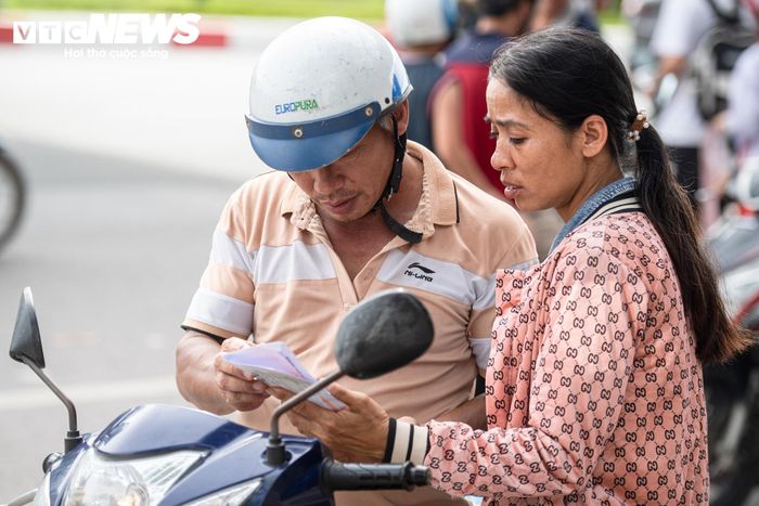 Bên cạnh không khí cổ vũ, thị trường vé cũng trở thành tâm điểm. Nhiều người hâm mộ tiếp tục tìm mua vé từ các nguồn sang nhượng bên ngoài khi vé chính thức đã được bán hết.