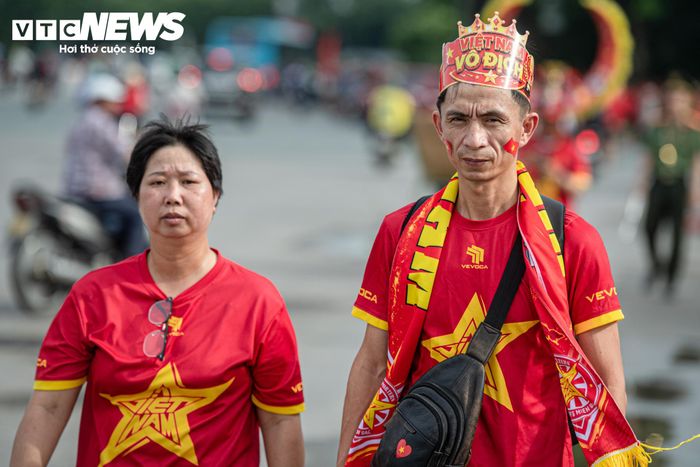 Với cách biệt hai bàn, Việt Nam chỉ cần hòa hoặc thua với cách biệt một bàn là vẫn bảo vệ được lợi thế về tổng tỷ số. Tuy nhiên, Thái Lan không còn nhiều lựa chọn ngoài việc đẩy cao đội hình tìm bàn thắng.